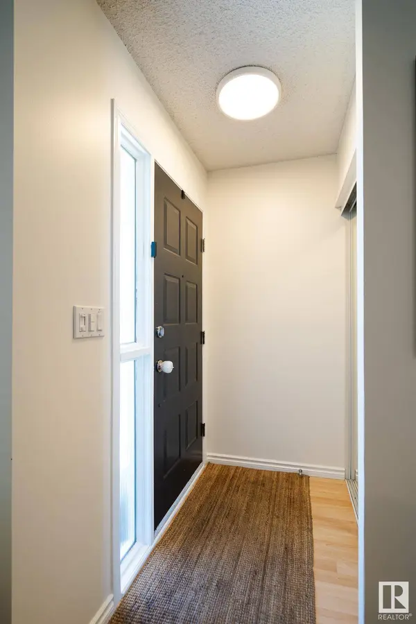 10811 20A AV NW, Edmonton, AB T6J 5T9