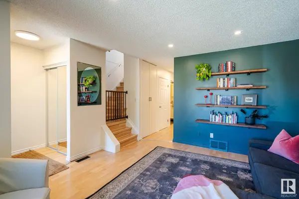 10811 20A AV NW, Edmonton, AB T6J 5T9