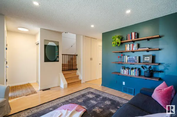 10811 20A AV NW, Edmonton, AB T6J 5T9