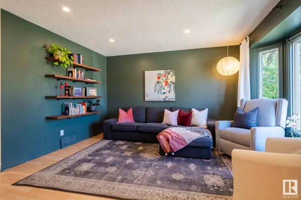 10811 20A AV NW, Edmonton, AB T6J 5T9