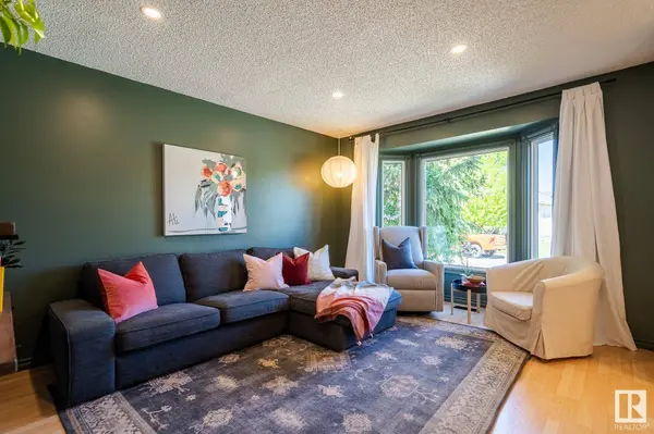 10811 20A AV NW, Edmonton, AB T6J 5T9