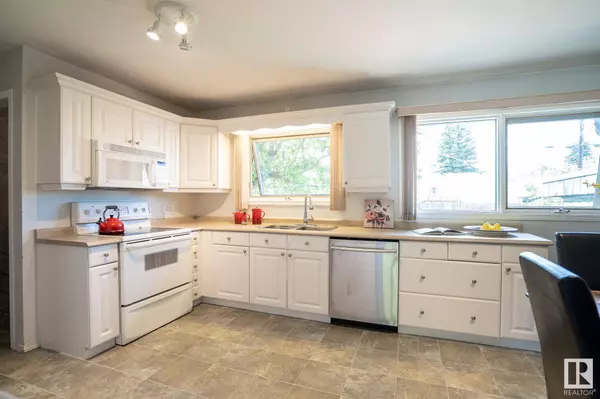 9324 74 ST NW, Edmonton, AB T6B 2B4