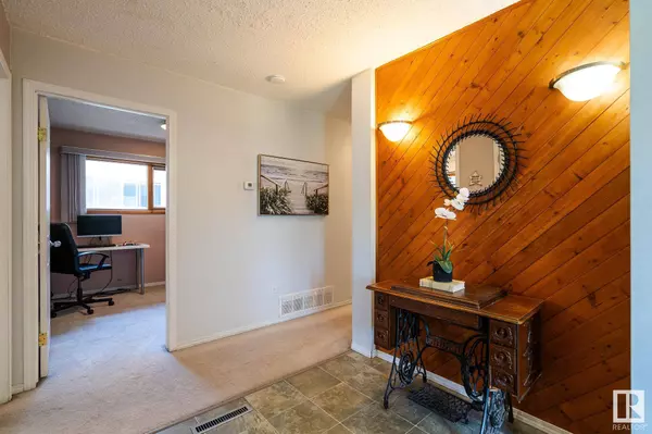 9324 74 ST NW, Edmonton, AB T6B 2B4