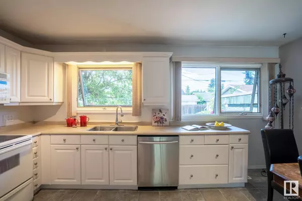 9324 74 ST NW, Edmonton, AB T6B 2B4