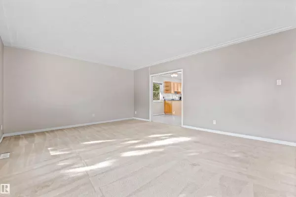 9232 75 ST NW, Edmonton, AB T6C 2H4