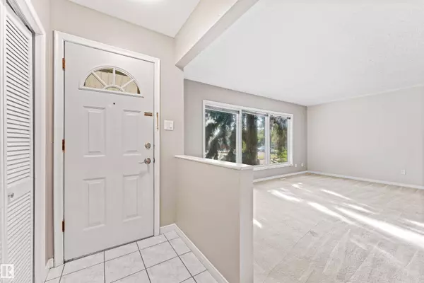 9232 75 ST NW, Edmonton, AB T6C 2H4