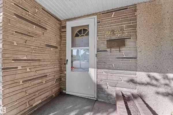 9232 75 ST NW, Edmonton, AB T6C 2H4