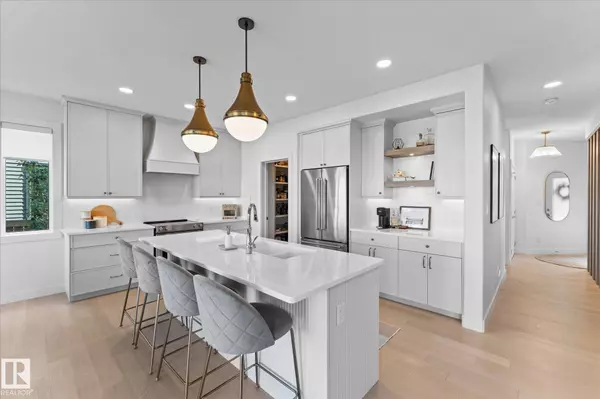 6828 KNOX LO SW, Edmonton, AB T6W 4R3