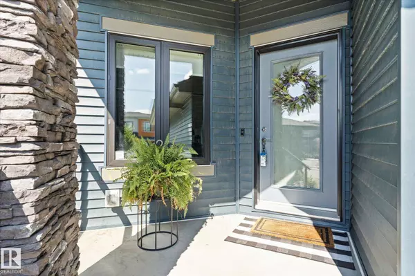 6828 KNOX LO SW, Edmonton, AB T6W 4R3