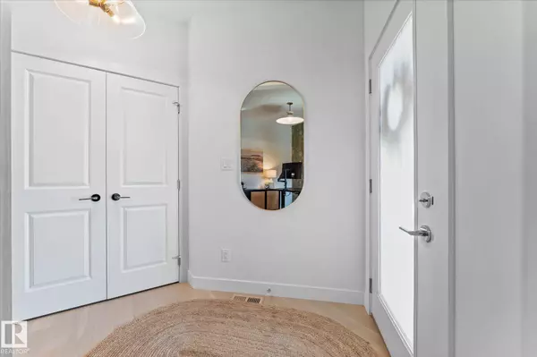 6828 KNOX LO SW, Edmonton, AB T6W 4R3