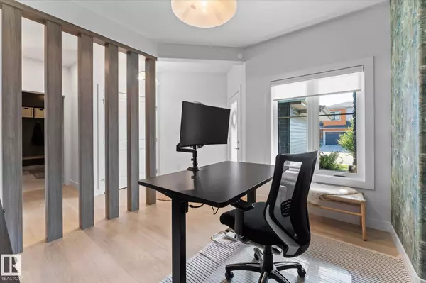 6828 KNOX LO SW, Edmonton, AB T6W 4R3