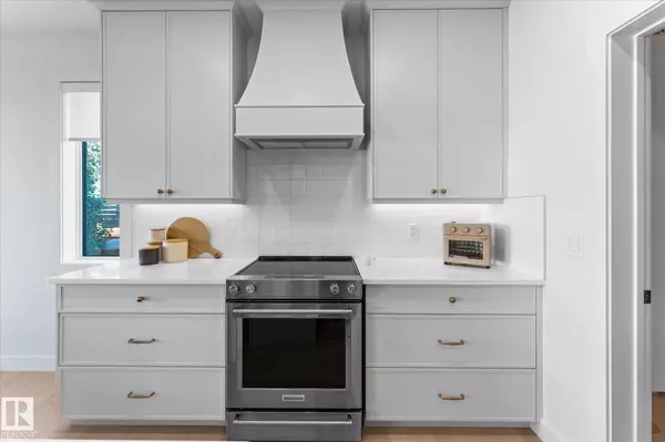 6828 KNOX LO SW, Edmonton, AB T6W 4R3