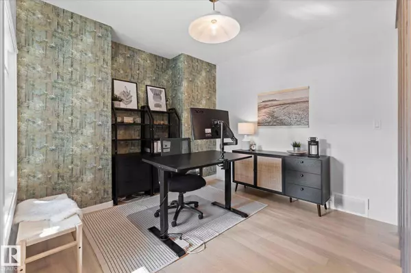 6828 KNOX LO SW, Edmonton, AB T6W 4R3