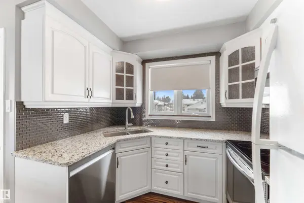 7316 82 ST NW, Edmonton, AB T6C 2X1