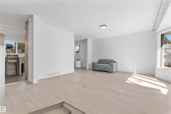 10612 10 AV NW, Edmonton, AB T6J 6G7