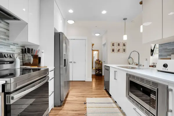 2495 Wilson AVE #304, Port Coquitlam, BC V3C 0E4