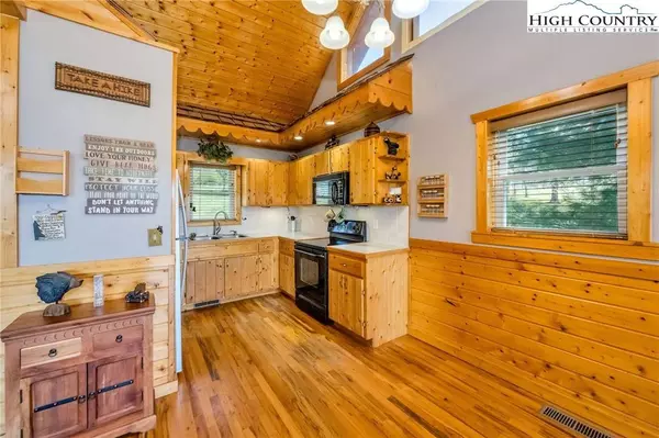 256 Deer Knoll DR, Piney Creek, NC 28663