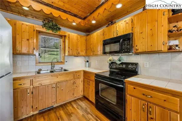 256 Deer Knoll DR, Piney Creek, NC 28663