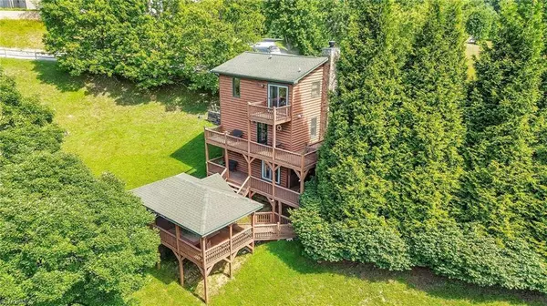 240 Deer Knoll DR, Piney Creek, NC 28663