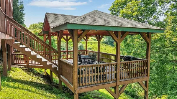 240 Deer Knoll DR, Piney Creek, NC 28663