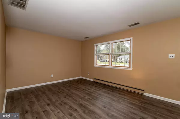 23 W SHORE DR, Southampton, NJ 08088