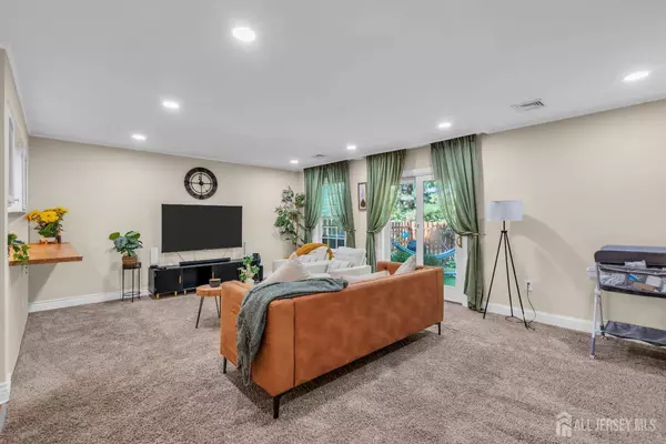 41 Goldenrod CT, Trenton, NJ 08690