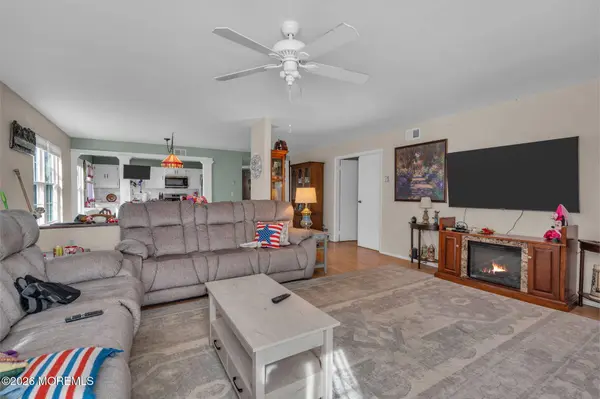 13 Newbury Row, Manchester, NJ 08759