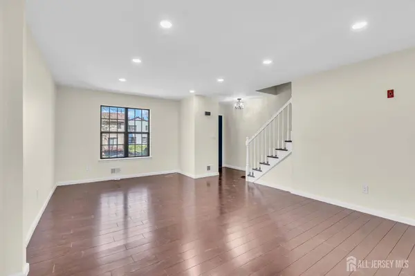 53 Heritage LN, Fords, NJ 08863