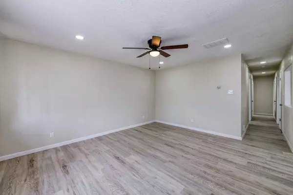 182 W Kaviland AVE, Fresno, CA 93706