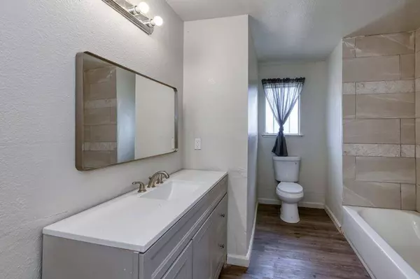 182 W Kaviland AVE, Fresno, CA 93706