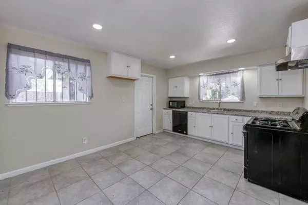 182 W Kaviland AVE, Fresno, CA 93706