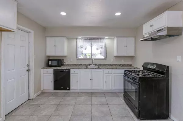 182 W Kaviland AVE, Fresno, CA 93706