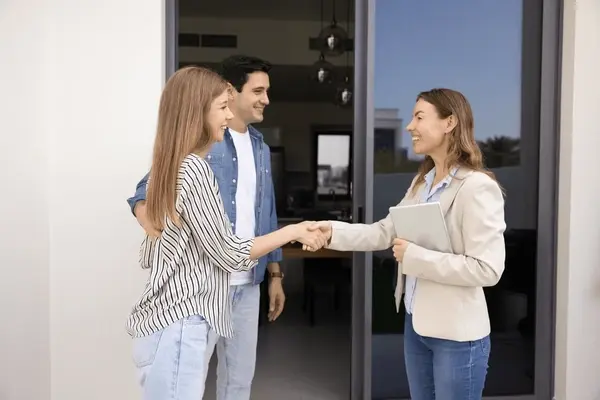 imgi_1_real-estate-agent-shakes-hands-600nw-2608441075