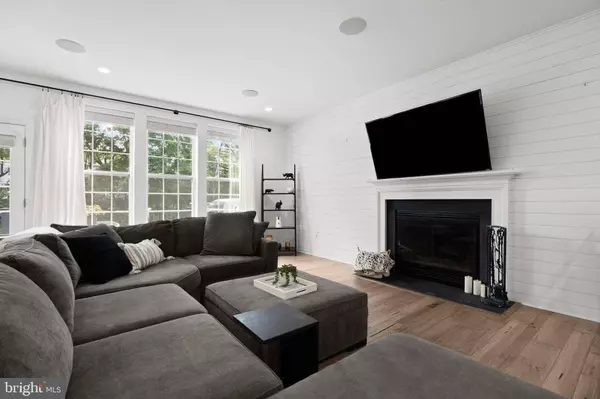 21 GREENWAY DR, Doylestown, PA 18901