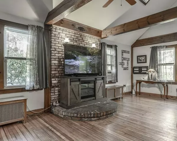 39 Central St, Middleton, MA 01949