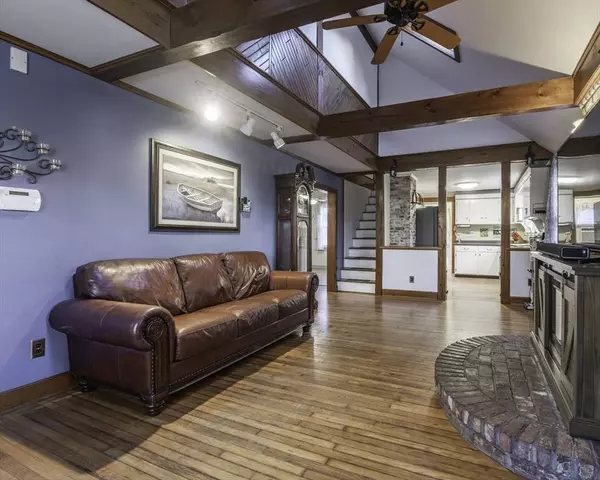 39 Central St, Middleton, MA 01949