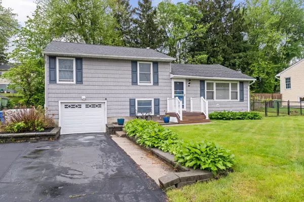 22 Willow PL, Middletown, NY 10940