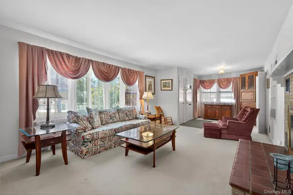 2 Thomas Jefferson PL, Middletown, NY 10940