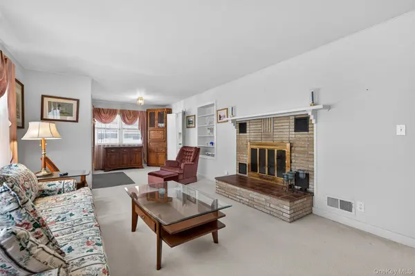 2 Thomas Jefferson PL, Middletown, NY 10940