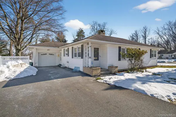 2 Thomas Jefferson PL, Middletown, NY 10940