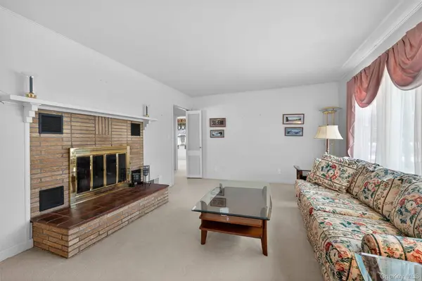 2 Thomas Jefferson PL, Middletown, NY 10940