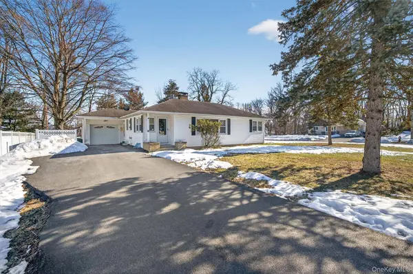 2 Thomas Jefferson PL, Middletown, NY 10940