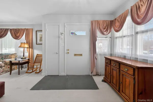 2 Thomas Jefferson PL, Middletown, NY 10940