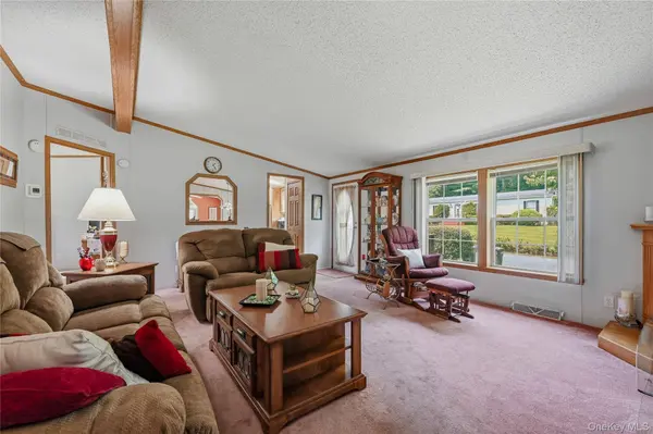 83 Pine DR, Bloomingburg, NY 12721
