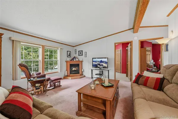 83 Pine DR, Bloomingburg, NY 12721