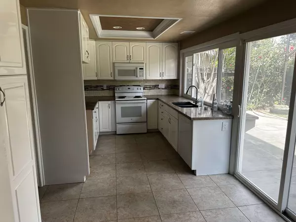 1070 Tulare Dr, Costa Mesa, CA 92626-2113