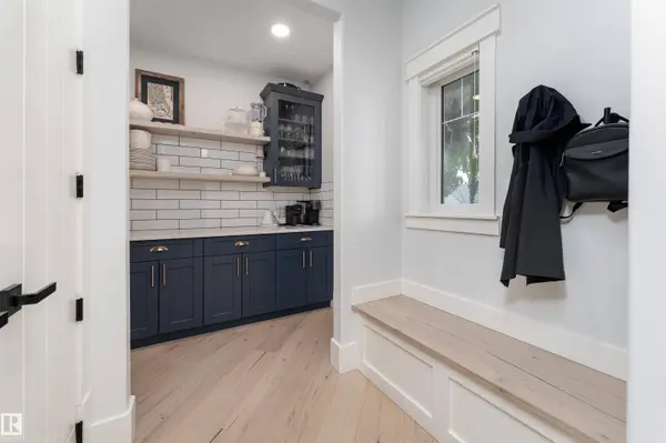 10831 65 AV NW, Edmonton, AB T6H 1V8