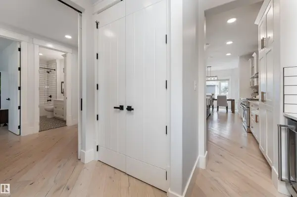 10831 65 AV NW, Edmonton, AB T6H 1V8