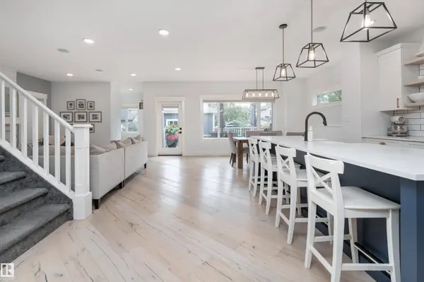 10831 65 AV NW, Edmonton, AB T6H 1V8