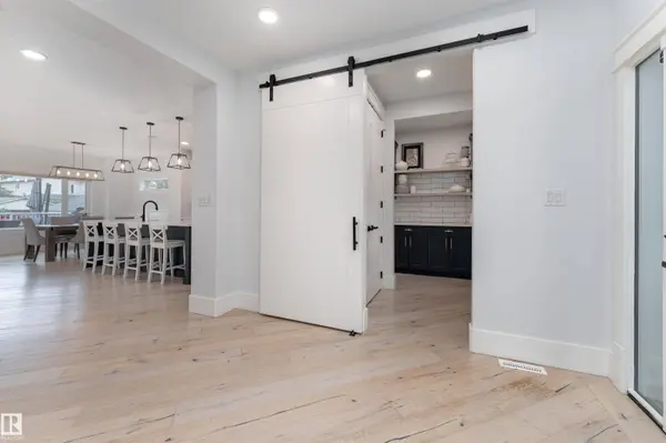 10831 65 AV NW, Edmonton, AB T6H 1V8